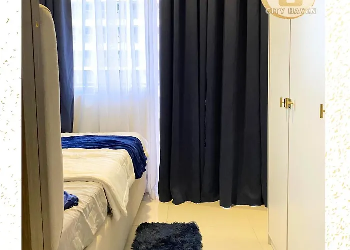 With Pool And Balcony Near Megamall Ortigas Center Apartahotel 4*